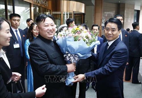 Chủ tịch UBND TP Hà Nội Nguyễn Đức Chung tặng hoa, tiễn Chủ tịch Triều Tiên Kim Jong-un tại khách sạn Melia (Hà Nội)